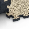 Großaufnahme vom Verbindungssystem von WARCO-Boden 6847 - Fitness Active Floor System im Farbdesign Travertin. Abmessungen 44,6 x 44,6 × 2,8 cm.