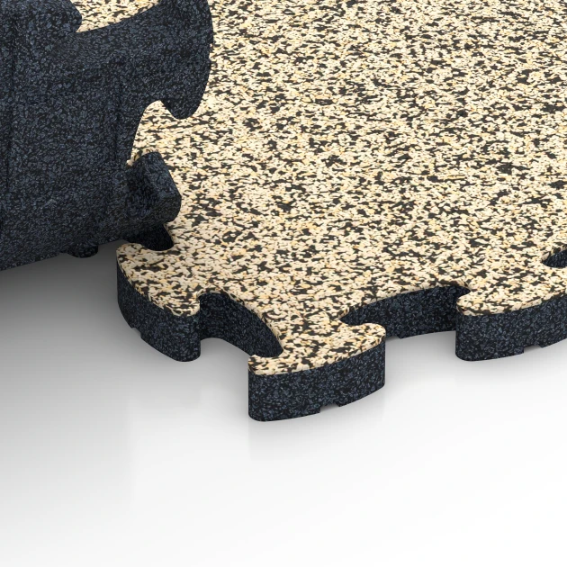 Großaufnahme vom Verbindungssystem von WARCO-Boden 6847 - Fitness Active pavimento im Farbdesign Travertino. Abmessungen 44,6 x 44,6 × 2,8 cm.