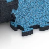 Großaufnahme vom Verbindungssystem von WARCO-Boden 6956 - Piastrelle sportive in gomma im Farbdesign Atlantico. Abmessungen 44,6 x 44,6 × 2,8 cm.