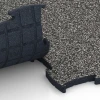 Großaufnahme vom Verbindungssystem von WARCO-Boden 6886 - Fitness Max Floor System im Farbdesign Granito grigio scuro. Abmessungen 97,1 x 97,1 x 2,8 cm.