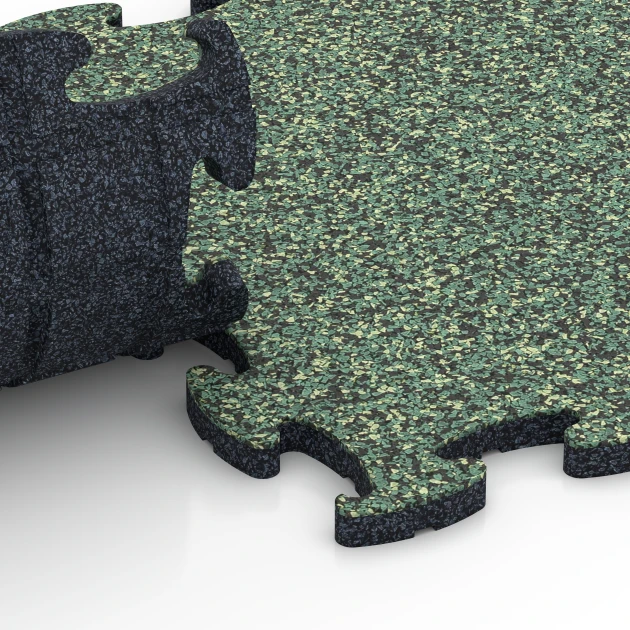 Großaufnahme vom Verbindungssystem von WARCO-Boden 6771 - Poolumrandung im Farbdesign Englischer Rasen. Abmessungen 28,9 x 28,9 x 1,8 cm.