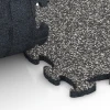 Großaufnahme vom Verbindungssystem von WARCO-Boden 6814 - Piastrella balcone in gomma im Farbdesign Granito grigio scuro. Abmessungen 28,9 x 28,9 x 1,8 cm.
