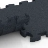 Großaufnahme vom Verbindungssystem von WARCO-Boden 6964 - Fitness Premium pavimento tecnico im Farbdesign Antracite. Abmessungen 28,9 x 28,9 x 1,8 cm.