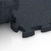 Großaufnahme vom Verbindungssystem von WARCO-Boden 6959 - Fitness Premium pavimento sportivo im Farbdesign Antracite. Abmessungen 28,9 x 28,9 x 2,8 cm.