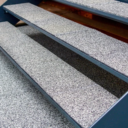 Le scale di un'area esterna sono sicure e resistenti alle intemperie grazie al rivestimento antitruma delle scale WARCO.
