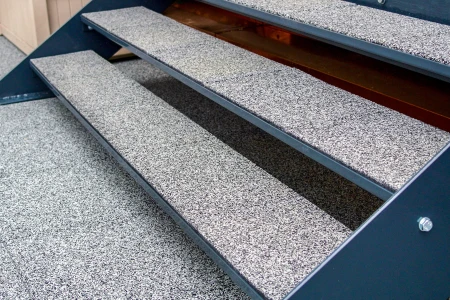 Eine Treppe im Aussenbereich durch WARCO Treppenbelag wetterfest und sicher gestaltet.