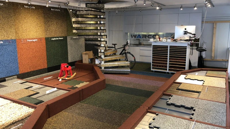 L'interno della Galleria WARCO di Neustadt an der Weinstraße, dove è possibile vedere l'ampia gamma di prodotti e colori offerti da WARCO.