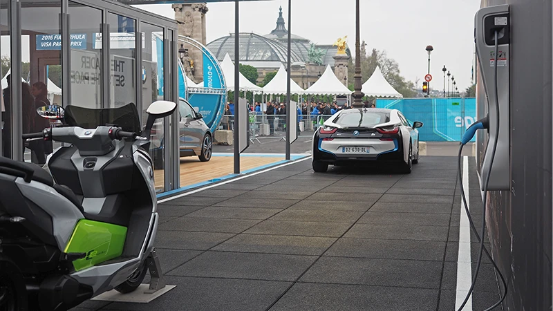 BMW presenta i primi modelli di mobilità elettrica con uno stand informativo sugli Champs-Élysées a Parigi: BMW i3, BMWi8, BMW C. I veicoli sono posizionati sul pavimento per eventi di WARCO in colore Antracite.