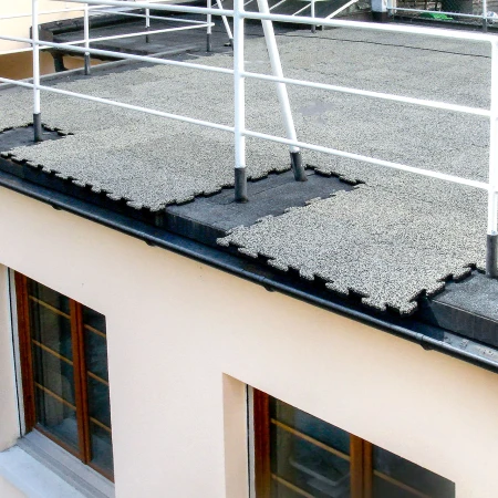 Le lastre WARCO in Granito Chiaro vengono posate direttamente sul feltro di copertura utilizzato per sigillare il tetto piano. Le lastre sul bordo della terrazza del tetto vengono tagliate a misura e posate alla fine.