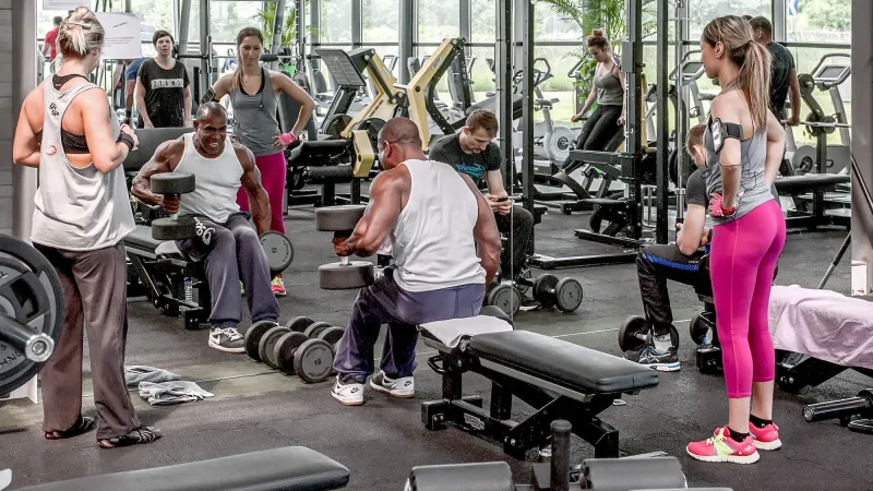 Bodenschutzmatte im Fitnessbereich bieten sicheren Stand und reduzieren Verletzungsrisiken im Fitnessstudio.