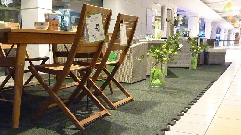 Nel centro commerciale, una parte del viale piastrellato è stata suddivisa per la vendita speciale di mobili da giardino. I mobili da giardino si trovano sul pavimento espositivo di WARCO.