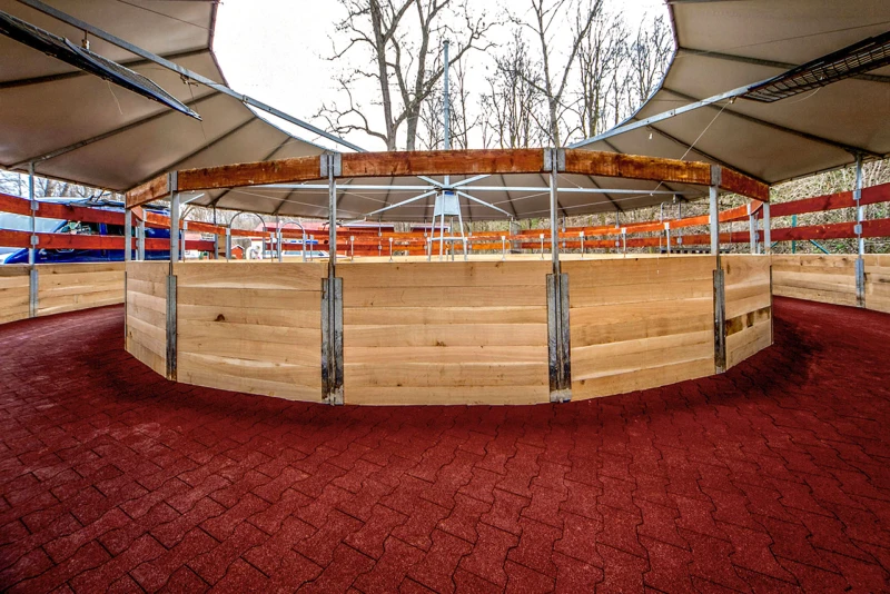 Nel centro ippico, il nuovo tondino per cavalli è stato rivestito con le mattonelle autobloccanti rosse a doppio T di WARCO per ridurre al minimo il rumore degli zoccoli.